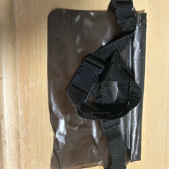 Black plastic waterproof fanny pack - Picture 5 of 5